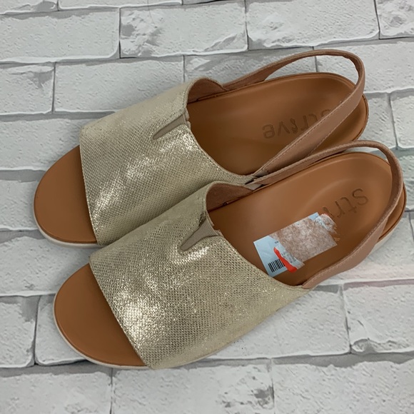 Strive Mara Leather Sandals. Size 10.5. Creme sparkle champagne. Cushioned - Picture 9 of 11